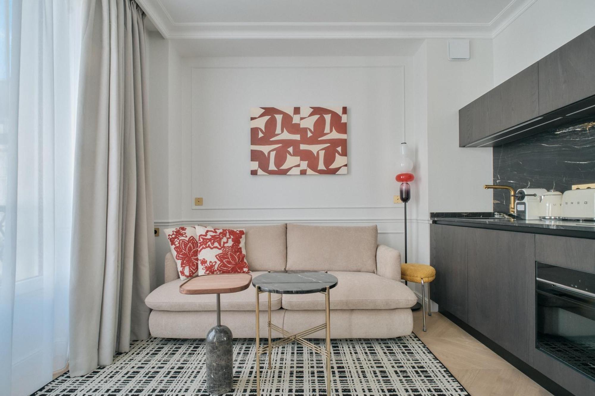 Deluxe Studio with City View 302,1621337270:JPEG